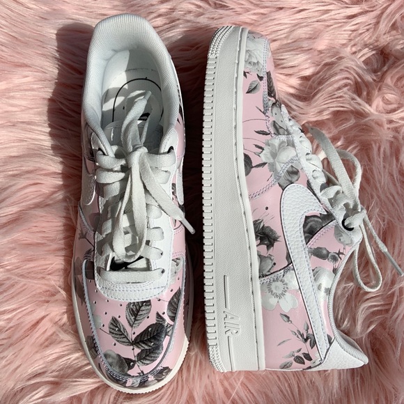 New Nike Women’s Air Force 1 Sneakers - Picture 3 of 8